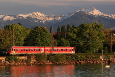 Bild vergrern: Ein Zug fhrt ber den Lindauer Bahndamm