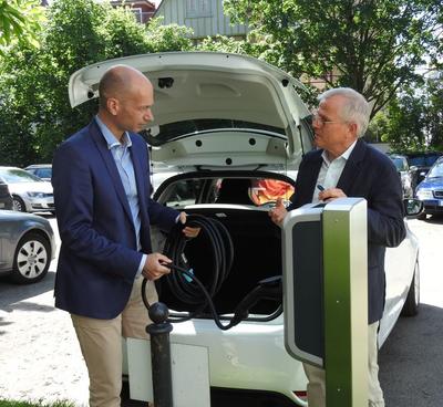 Bild vergrern: Landrat Elmar Stegmann und Klimaschutzmanager Steffen Riedel beim Aufladen eines E-Autos