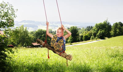 Bild vergrößern: Freizeitvergnügen im Landkreis Lindau - Kind auf der Schaukel