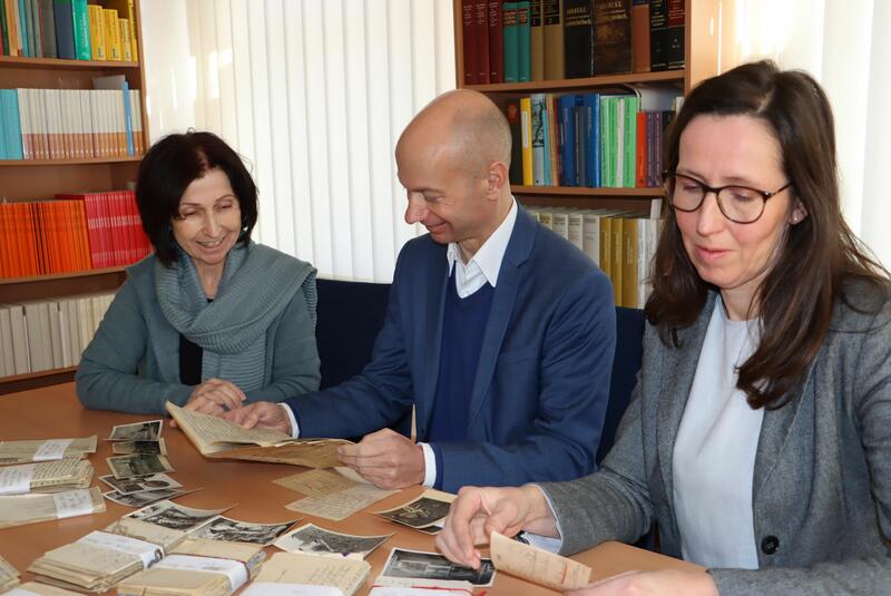 Landrat Elmar Stegmann freut sich mit Hildegard Nagler (links) und Dr. Julia Lorenzen über die beeindruckende Sammlung (Landkreis Lindau / Sibylle Ehreiser).
