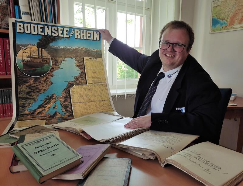 Thomas Freitag von der Wasserwacht Lindau freut sich über die historischen Unterlagen zum Bodensee im Heimatkundlichen Dokumentationszentrum des Landkreises Lindau.  